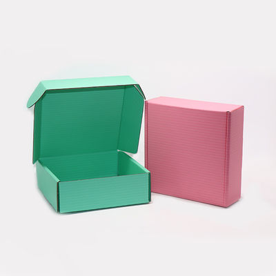 เครื่องแต่งกาย 4 สี CMYK กล่องบรรจุภัณฑ์รีไซเคิลกล่องไปรษณีย์ลูกฟูกสี