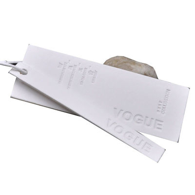 แท็ก Hang Hang แบบกำหนดเอง Eco PVC ที่มีลายนูนสำหรับเสื้อผ้า