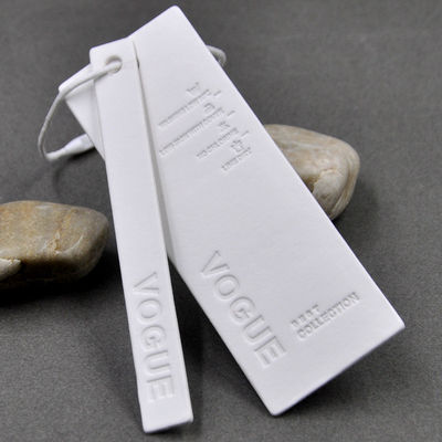 แท็ก Hang Hang แบบกำหนดเอง Eco PVC ที่มีลายนูนสำหรับเสื้อผ้า