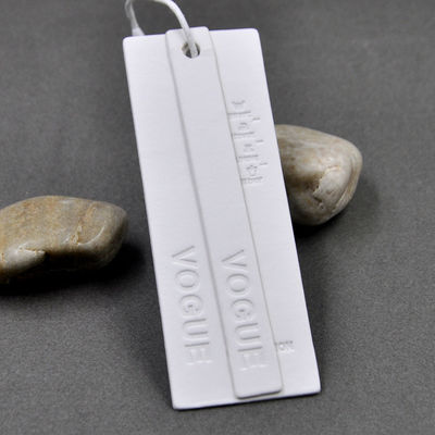 แท็ก Hang Hang แบบกำหนดเอง Eco PVC ที่มีลายนูนสำหรับเสื้อผ้า