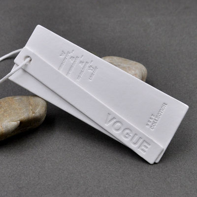 แท็ก Hang Hang แบบกำหนดเอง Eco PVC ที่มีลายนูนสำหรับเสื้อผ้า