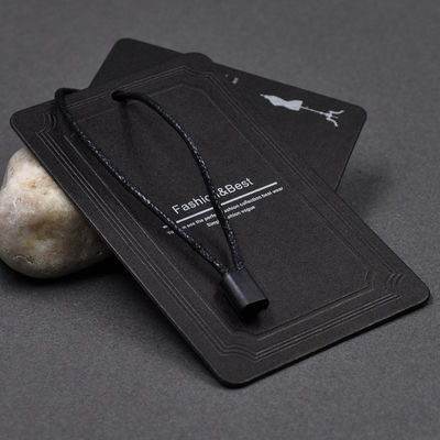 กระเป๋ารองเท้ากระดาษเคลือบ 350gsm ป้ายแขวนแบบกำหนดเองพิมพ์ขาวดำ