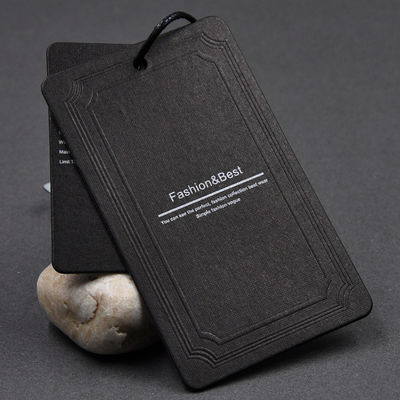 กระเป๋ารองเท้ากระดาษเคลือบ 350gsm ป้ายแขวนแบบกำหนดเองพิมพ์ขาวดำ